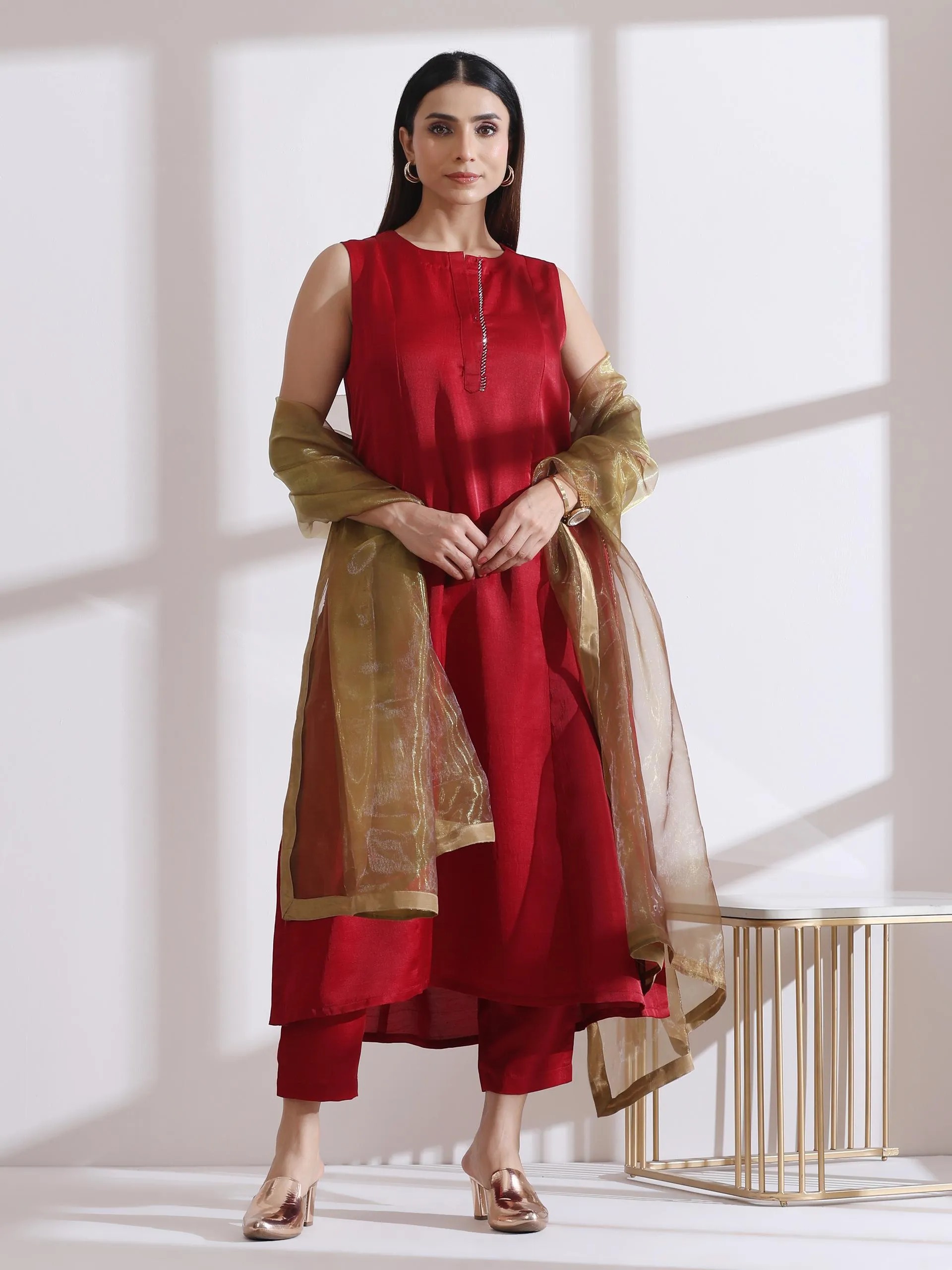 2 Pc Set - Prf'T Lux Red Sleveless Kurta With Hand Stitching And Pants
