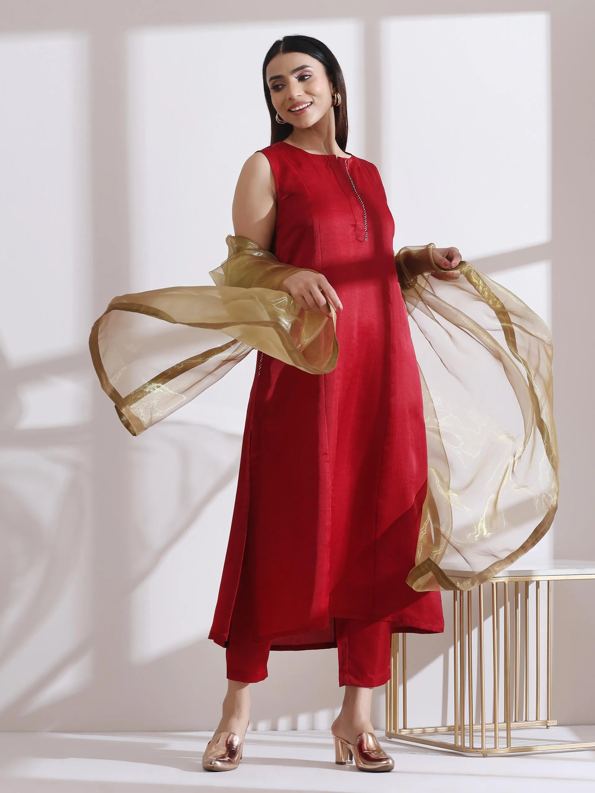 2 Pc Set - Prf'T Lux Red Sleveless Kurta With Hand Stitching And Pants