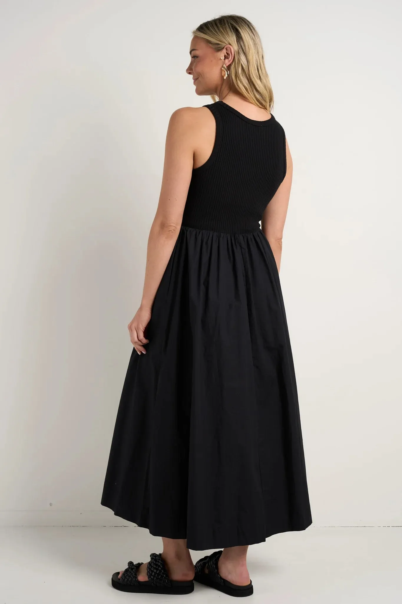 Indispensable Crew Neck Midi Dress Blk