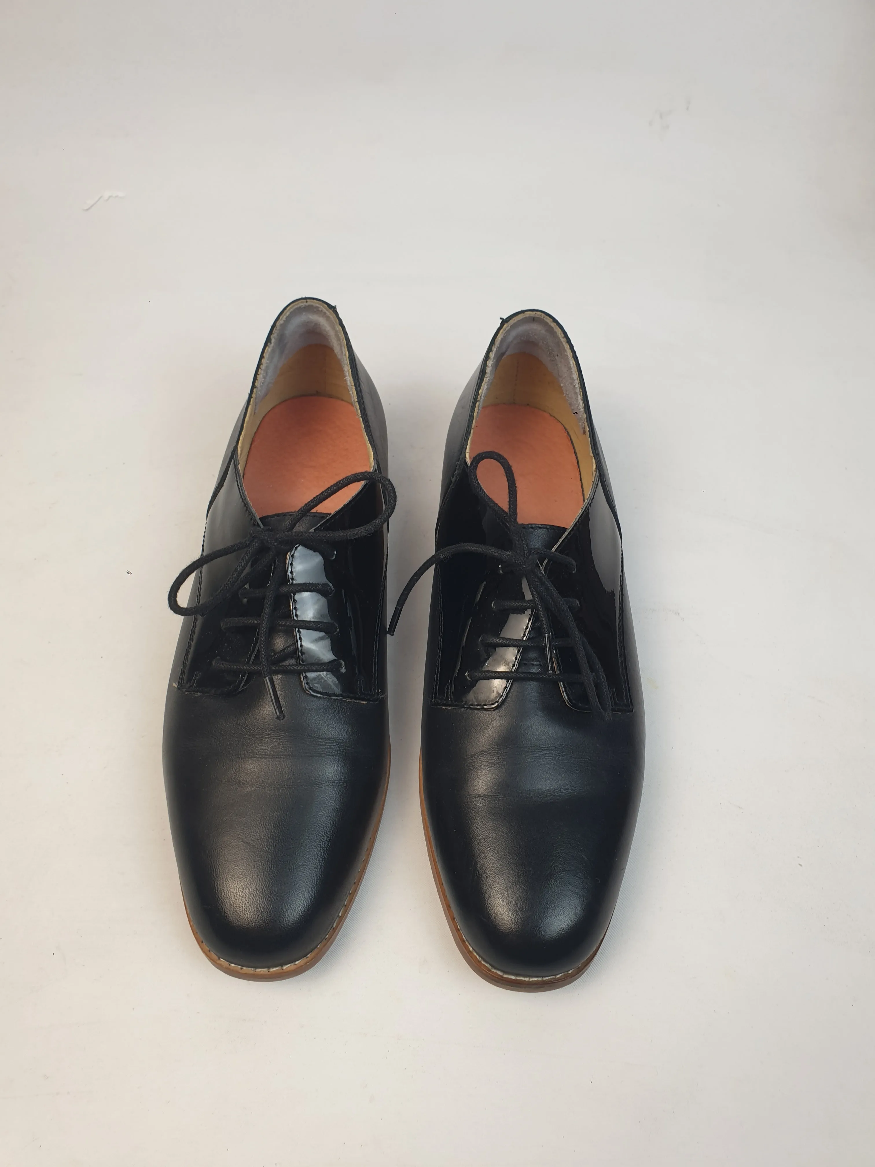 Melbourne designed black leather lace up shoes with black patent detail size 40