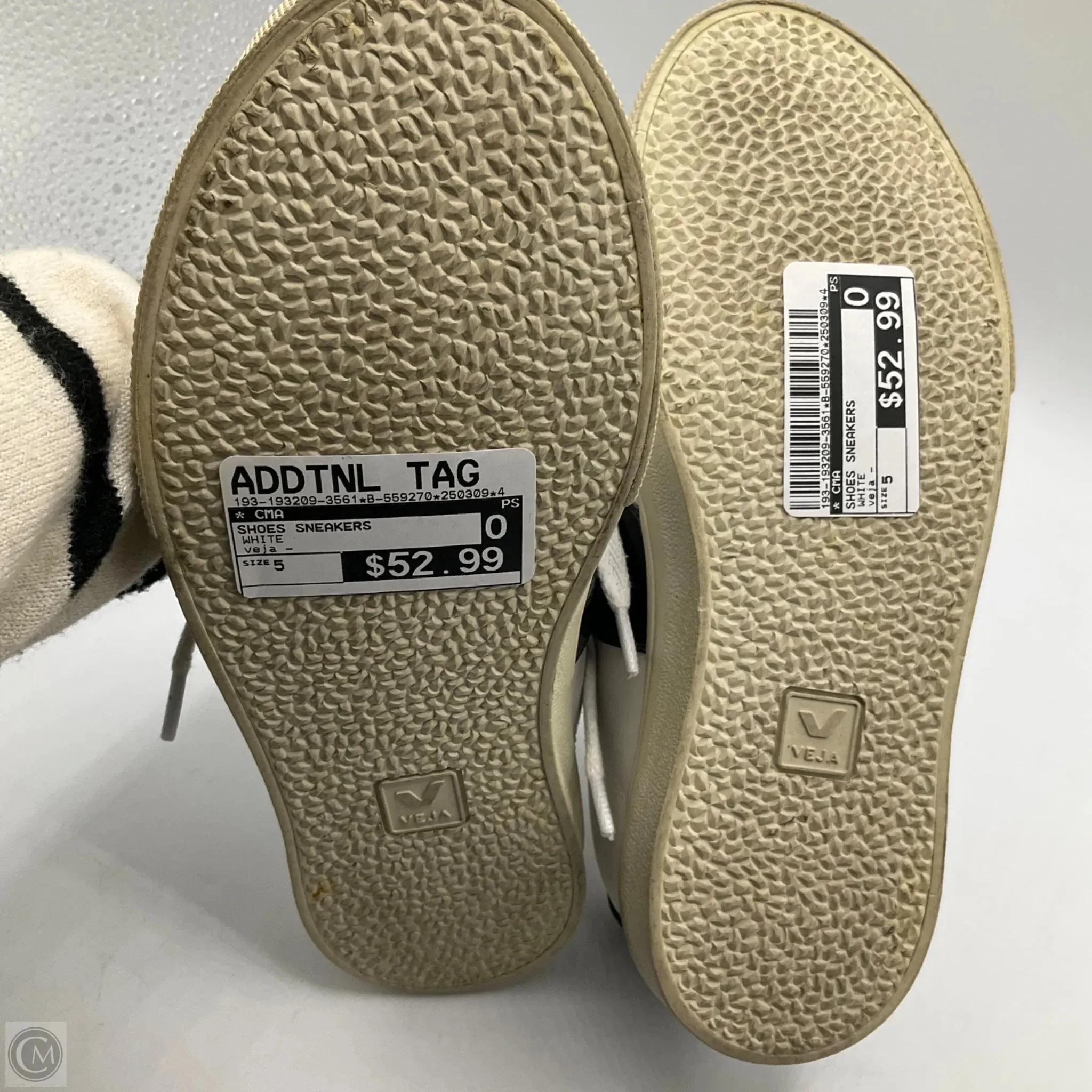 Shoes Sneakers By Cma In White, Size: 5