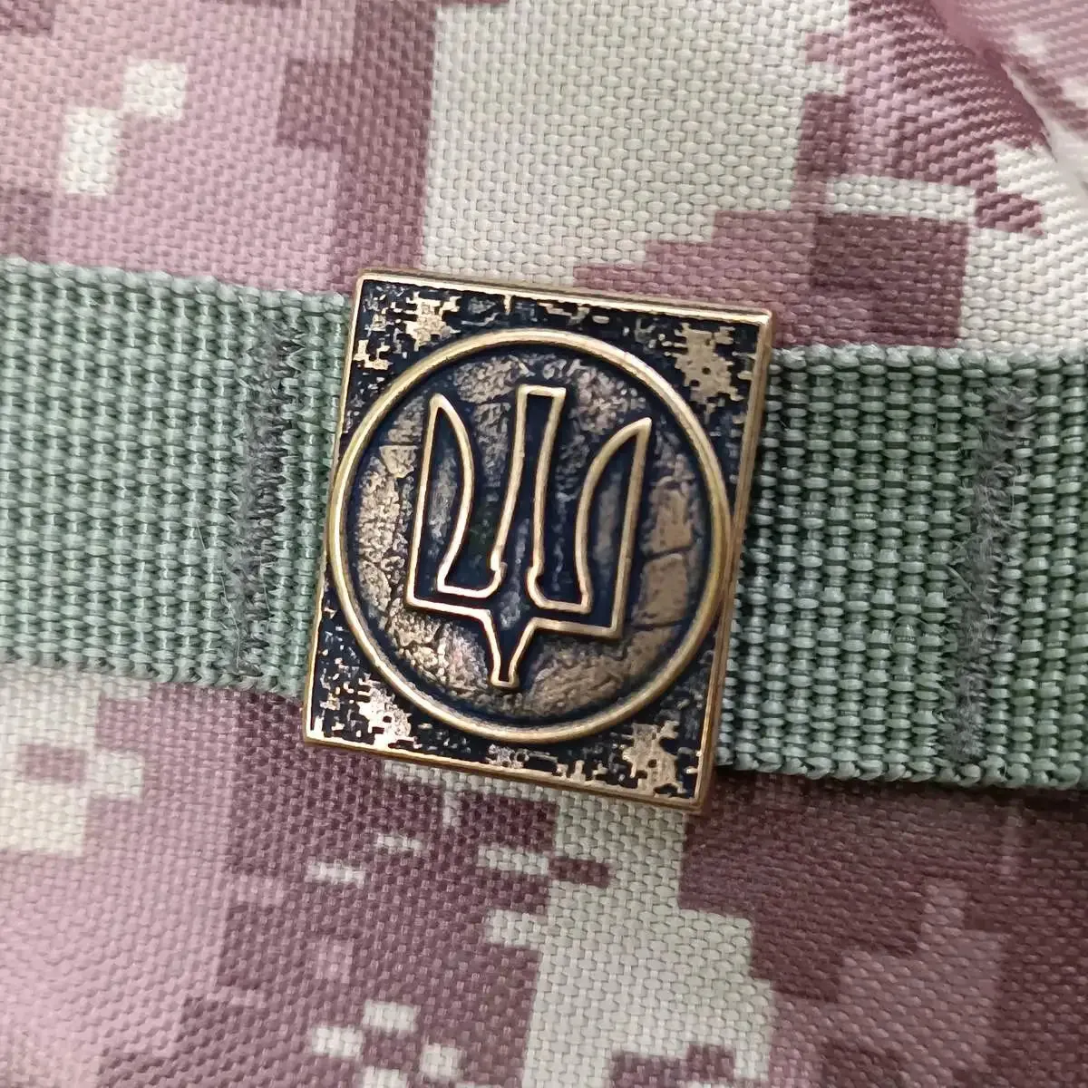 Ukrainian air forces molle clip