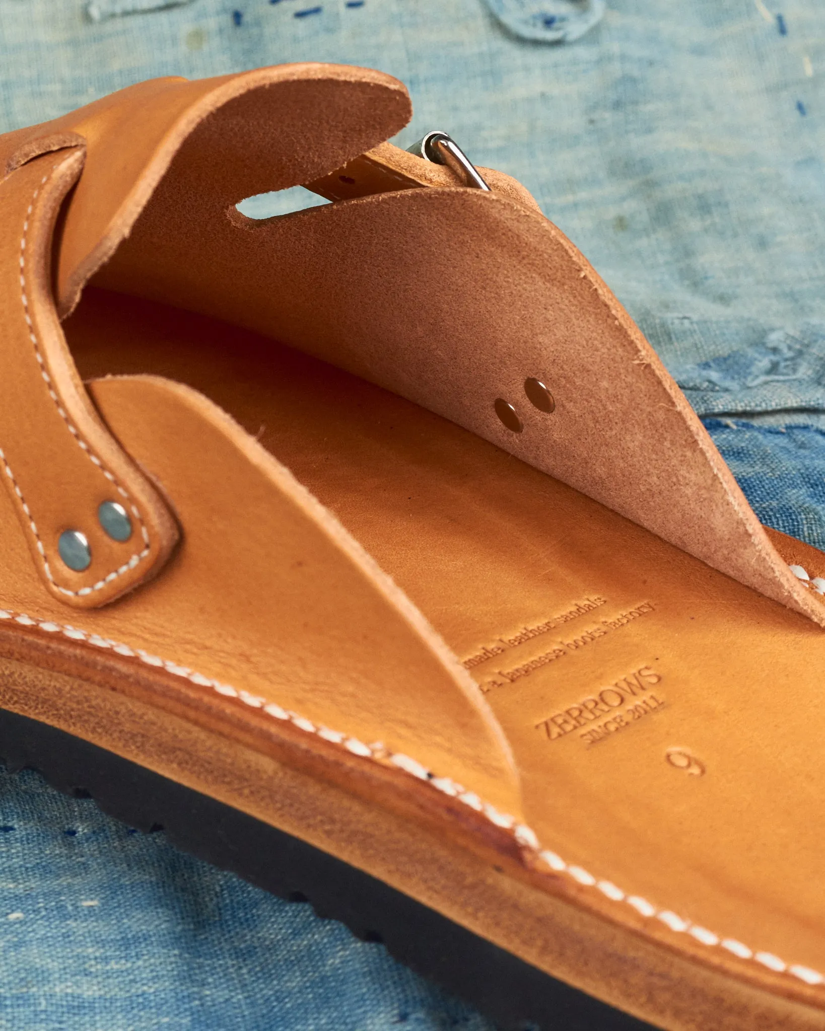 Zerrows Slit Sandal Camel