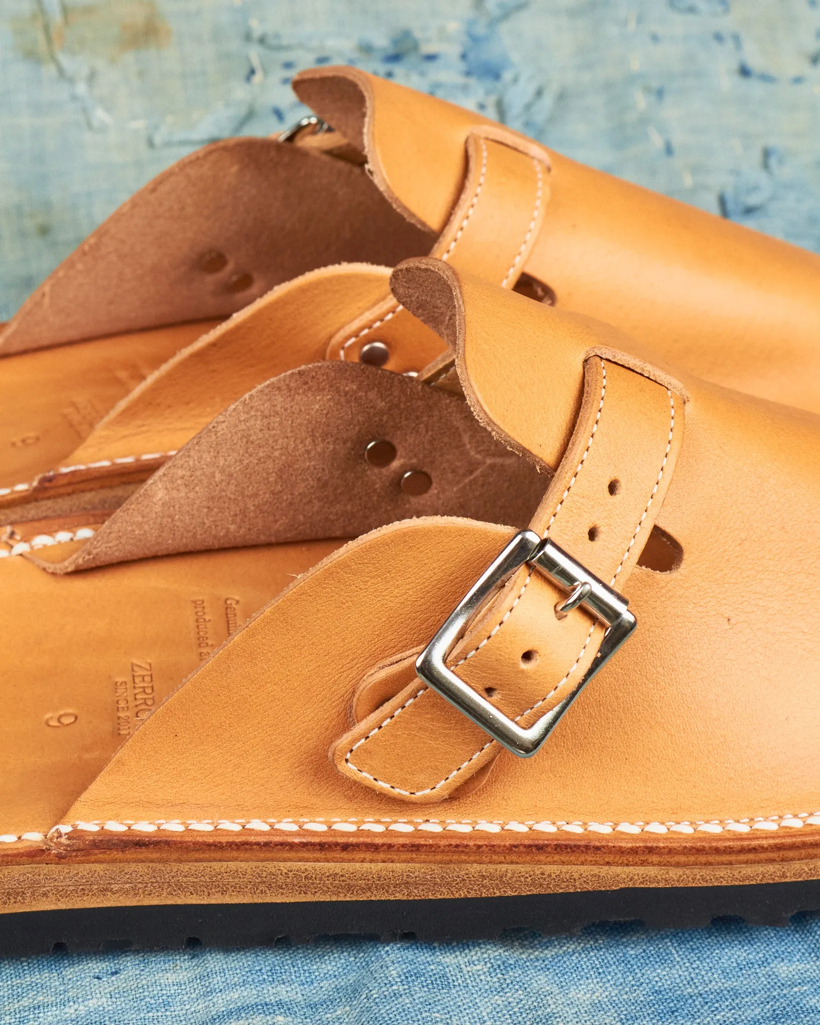 Zerrows Slit Sandal Camel